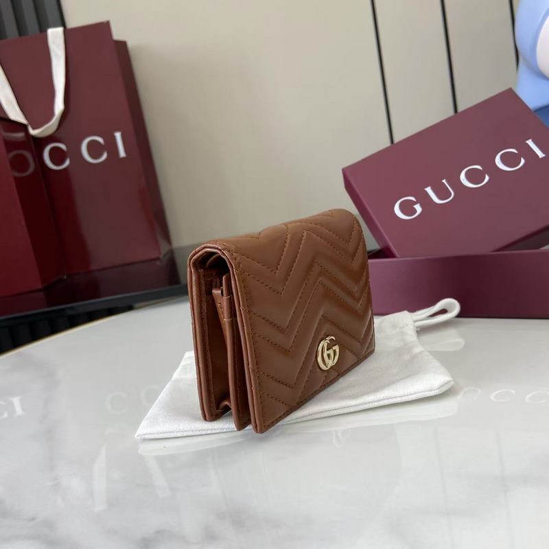 作為GG Marmont系列的標志性元素，雙G造型配件是對20世紀70年代問世的