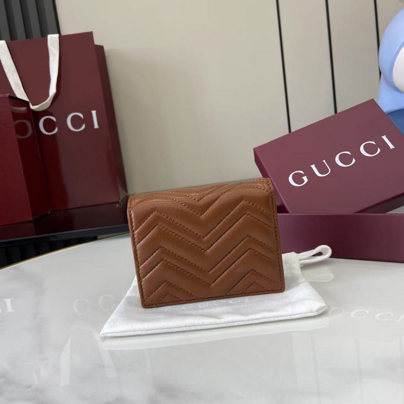 作為GG Marmont系列的標志性元素，雙G造型配件是對20世紀70年代問世的