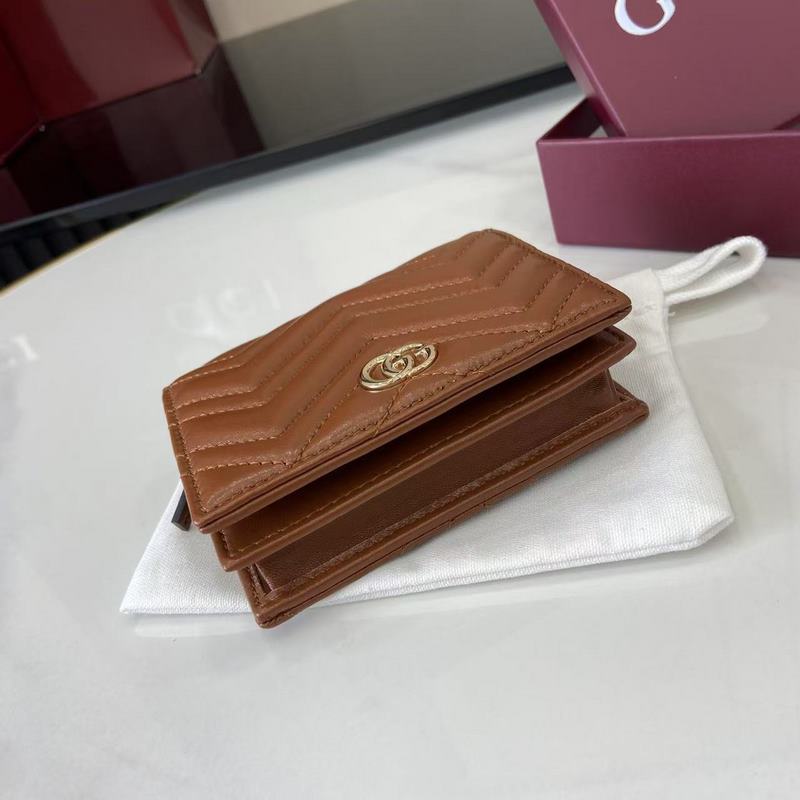 作為GG Marmont系列的標志性元素，雙G造型配件是對20世紀70年代問世的