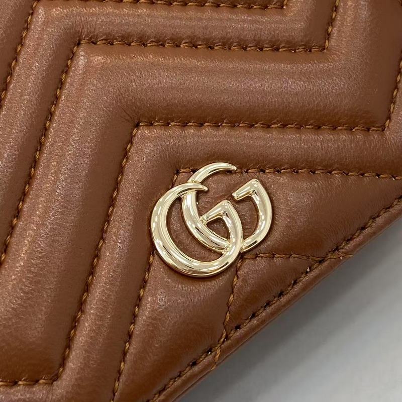 作為GG Marmont系列的標志性元素，雙G造型配件是對20世紀70年代問世的