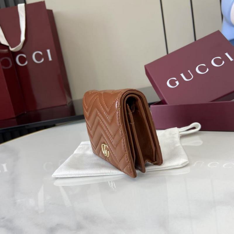 作為GG Marmont系列的標志性元素，雙G造型配件是對20世紀70年代問世的