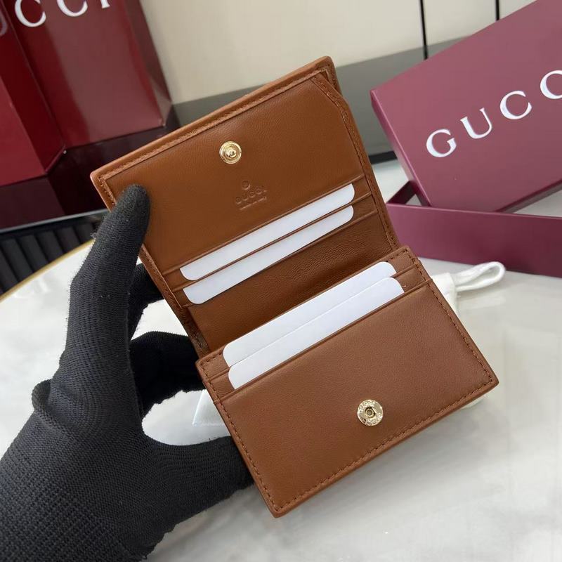 作為GG Marmont系列的標志性元素，雙G造型配件是對20世紀70年代問世的