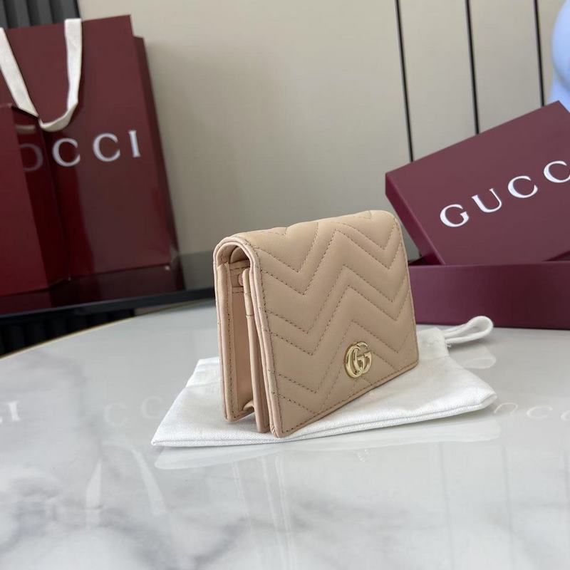 作為GG Marmont系列的標(biāo)志性元素，雙G造型配件是對(duì)20世紀(jì)70年代問世的