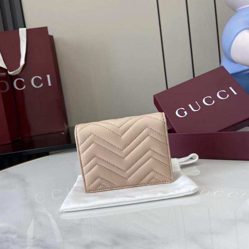 作為GG Marmont系列的標(biāo)志性元素，雙G造型配件是對(duì)20世紀(jì)70年代問世的