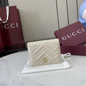 作為GG Marmont系列的標志性元素，雙G造型配件是對20世紀70年代問世的