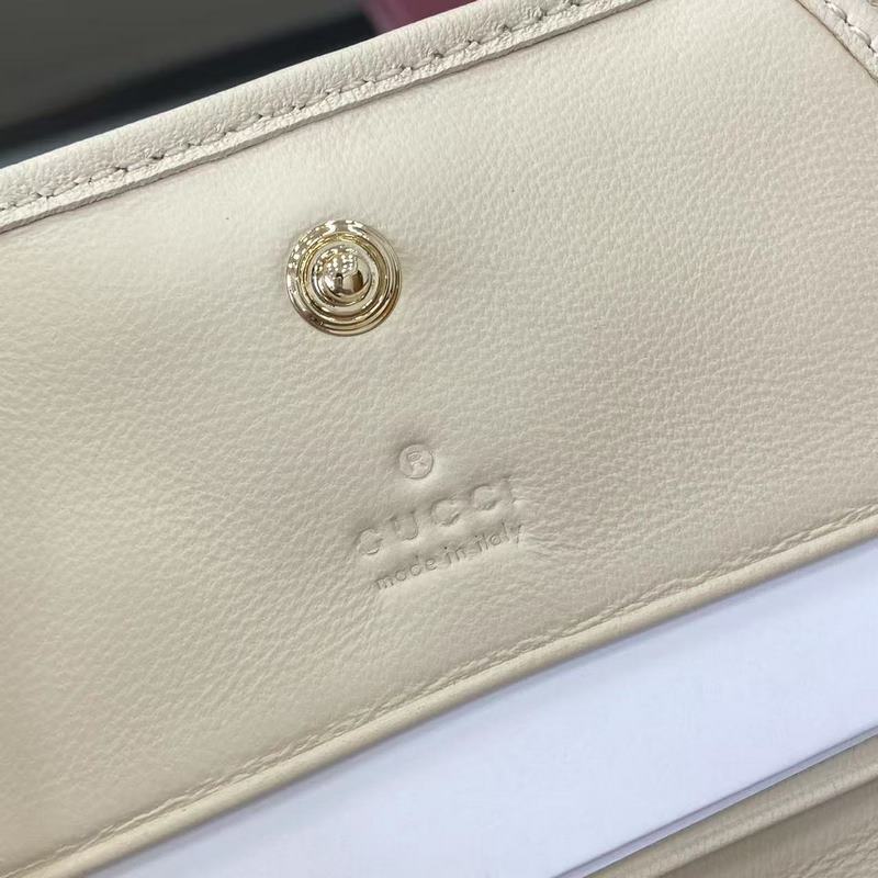 作為GG Marmont系列的標志性元素，雙G造型配件是對20世紀70年代問世的