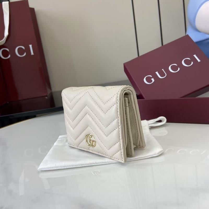 作為GG Marmont系列的標志性元素，雙G造型配件是對20世紀70年代問世的