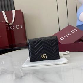 作為GG Marmont系列的標志性元素，雙G造型配件是對20世紀70年代問世的