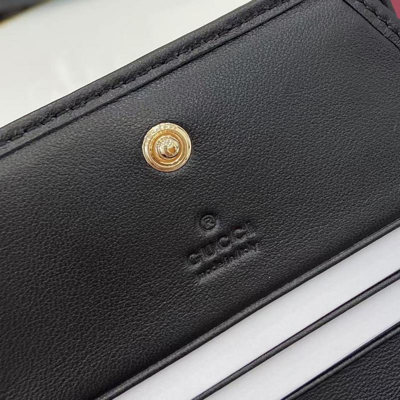 作為GG Marmont系列的標志性元素，雙G造型配件是對20世紀70年代問世的