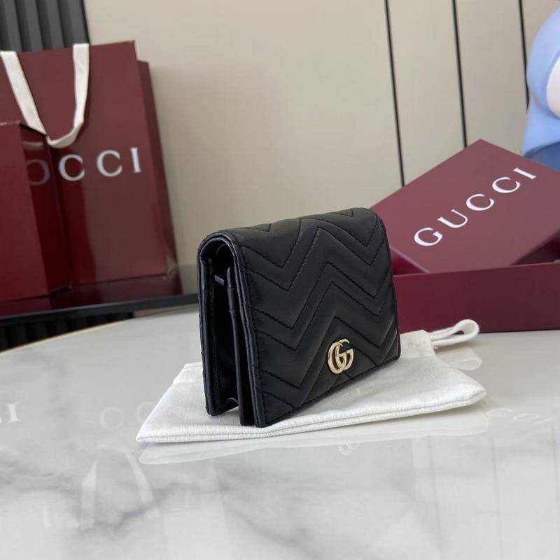 作為GG Marmont系列的標志性元素，雙G造型配件是對20世紀70年代問世的