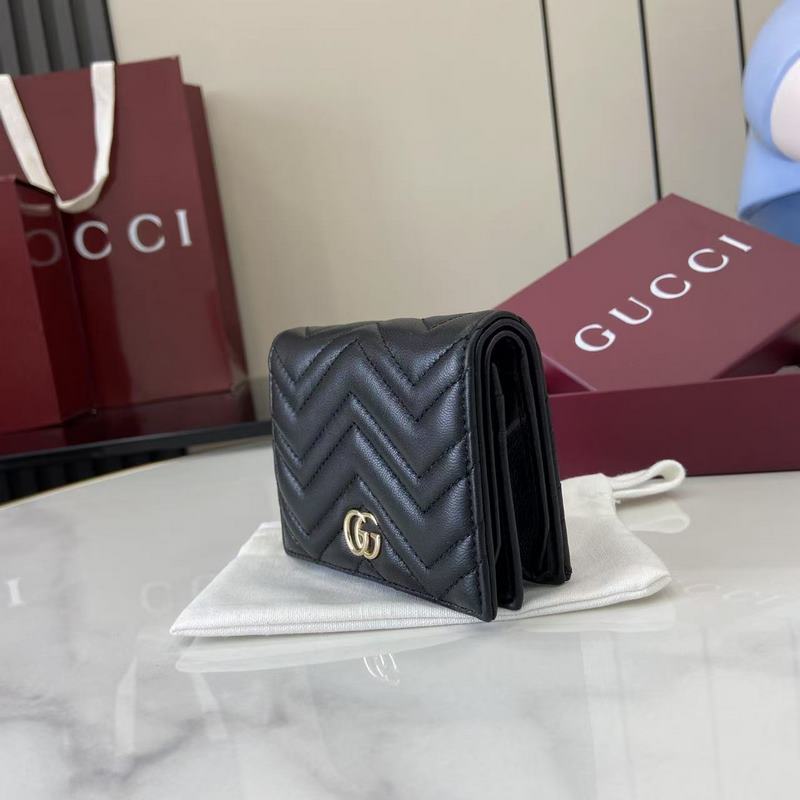 作為GG Marmont系列的標志性元素，雙G造型配件是對20世紀70年代問世的