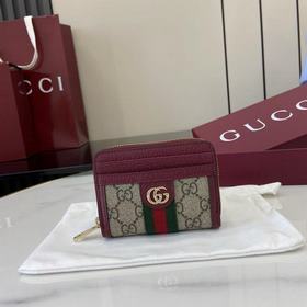 Ophidia系列亮眼呈獻新穎廓形與實用功能性設計，以標志性米色和深棕色配色匠心