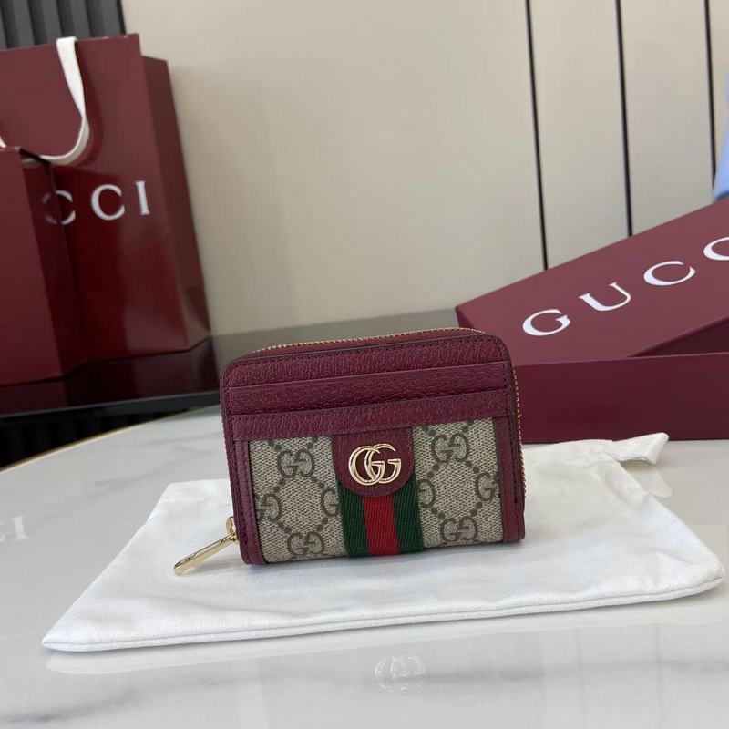 Ophidia系列亮眼呈獻新穎廓形與實用功能性設計，以標志性米色和深棕色配色匠心