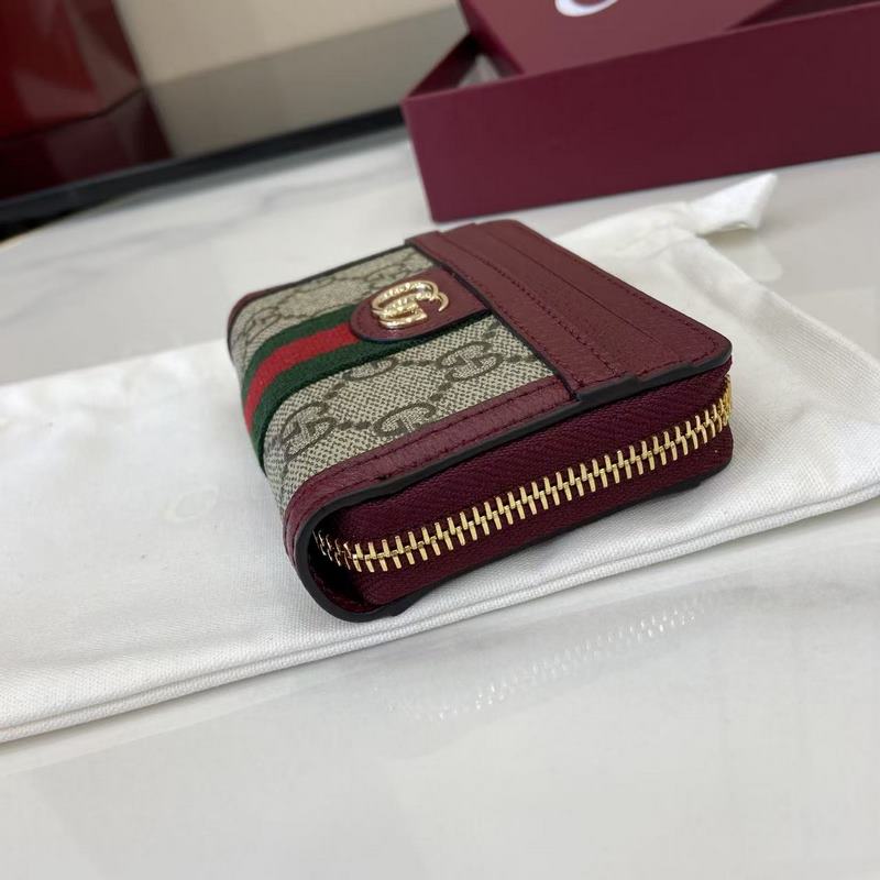 Ophidia系列亮眼呈獻新穎廓形與實用功能性設計，以標志性米色和深棕色配色匠心