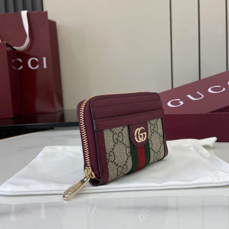 Ophidia系列亮眼呈獻新穎廓形與實用功能性設計，以標志性米色和深棕色配色匠心