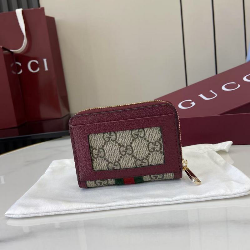 Ophidia系列亮眼呈獻新穎廓形與實用功能性設計，以標志性米色和深棕色配色匠心