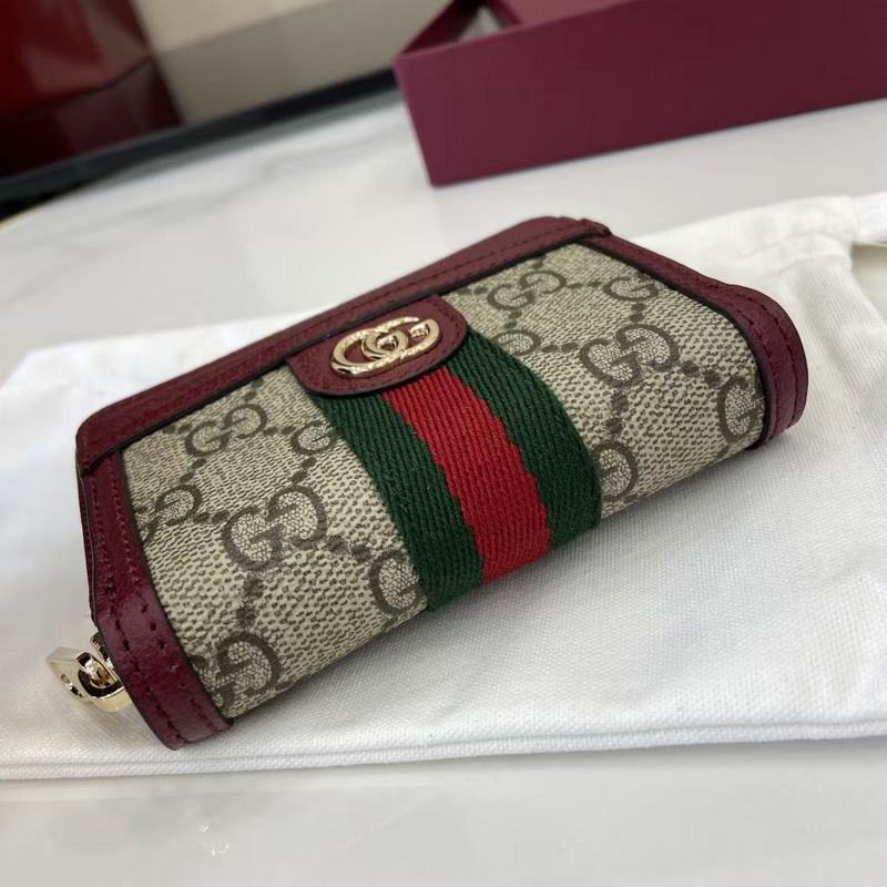 Ophidia系列亮眼呈獻新穎廓形與實用功能性設計，以標志性米色和深棕色配色匠心