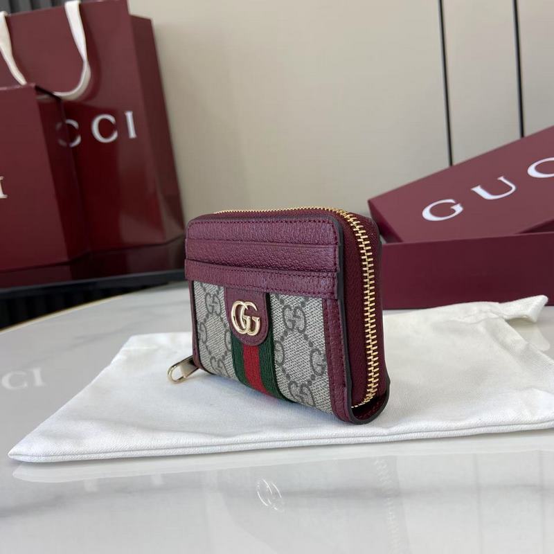 Ophidia系列亮眼呈獻新穎廓形與實用功能性設計，以標志性米色和深棕色配色匠心