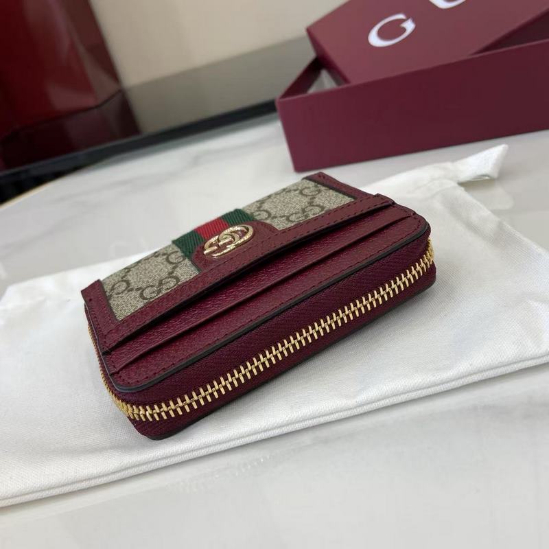 Ophidia系列亮眼呈獻新穎廓形與實用功能性設計，以標志性米色和深棕色配色匠心