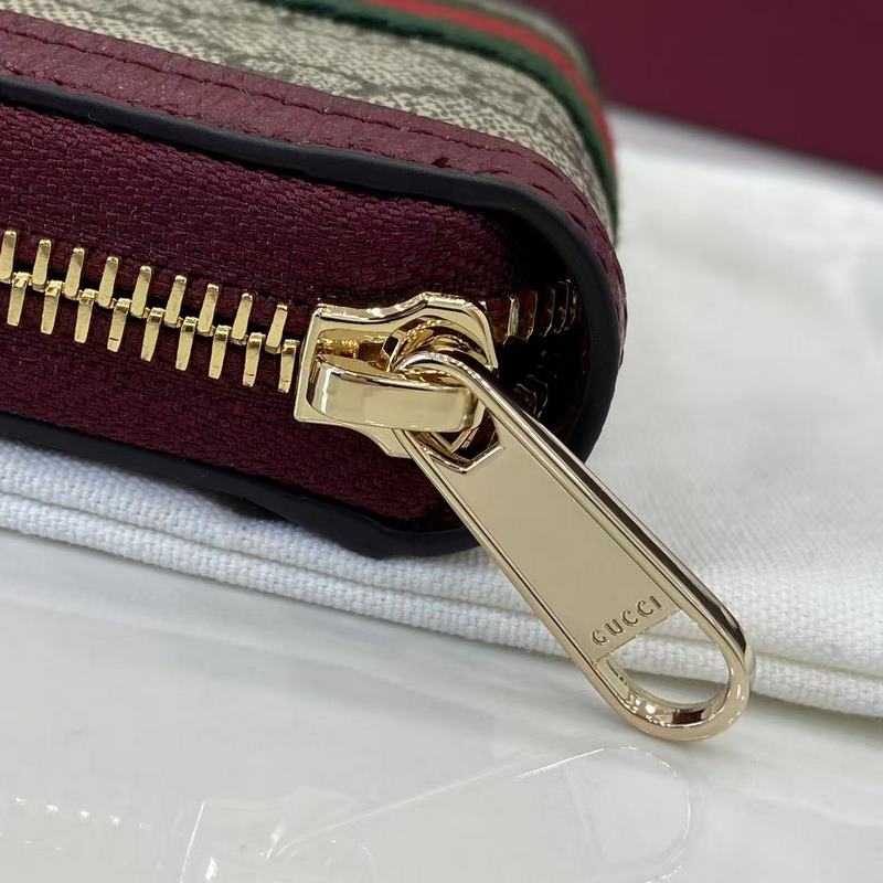 Ophidia系列亮眼呈獻新穎廓形與實用功能性設計，以標志性米色和深棕色配色匠心