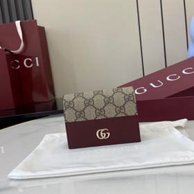 源自70年代典藏設計的雙G配件繼續在GG Marmont系列中綻放異彩。這款卡包