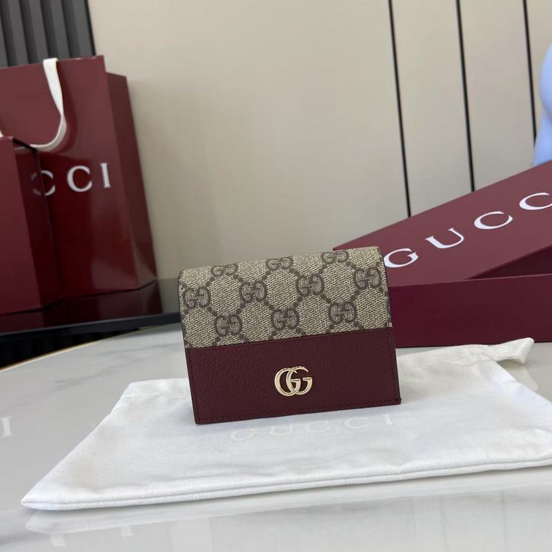源自70年代典藏設計的雙G配件繼續在GG Marmont系列中綻放異彩。這款卡包