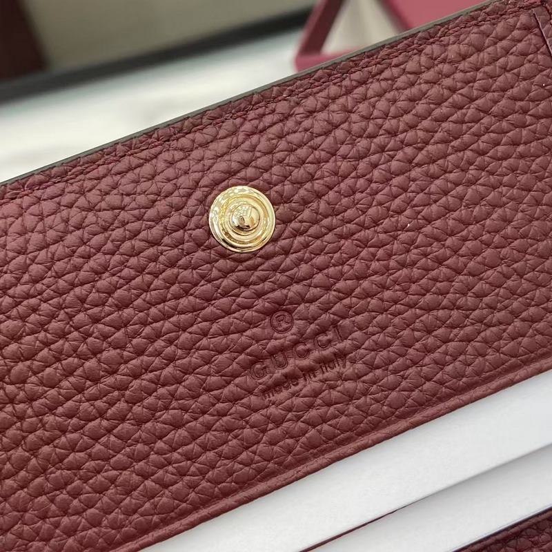 源自70年代典藏設計的雙G配件繼續在GG Marmont系列中綻放異彩。這款卡包