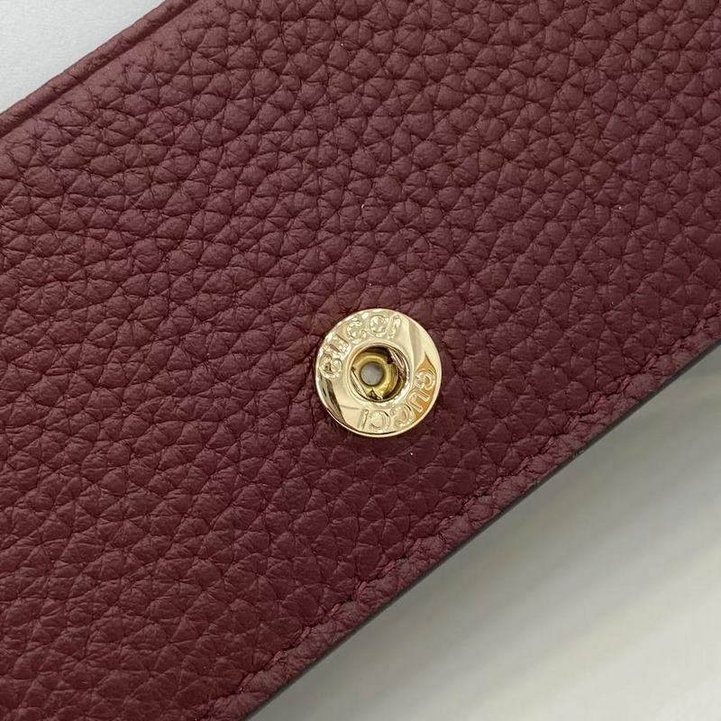 源自70年代典藏設計的雙G配件繼續在GG Marmont系列中綻放異彩。這款卡包