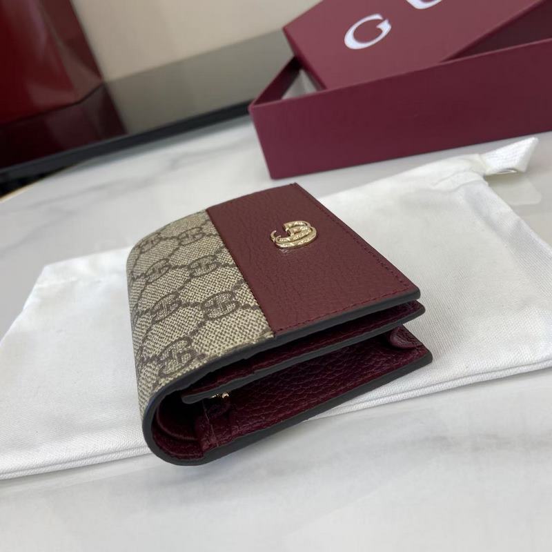 源自70年代典藏設計的雙G配件繼續在GG Marmont系列中綻放異彩。這款卡包