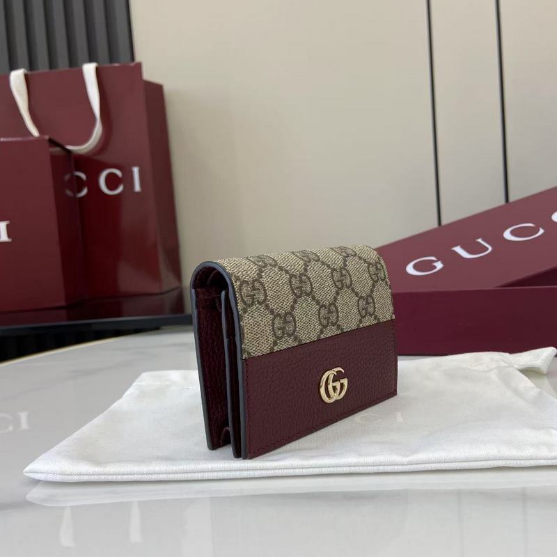 源自70年代典藏設計的雙G配件繼續在GG Marmont系列中綻放異彩。這款卡包