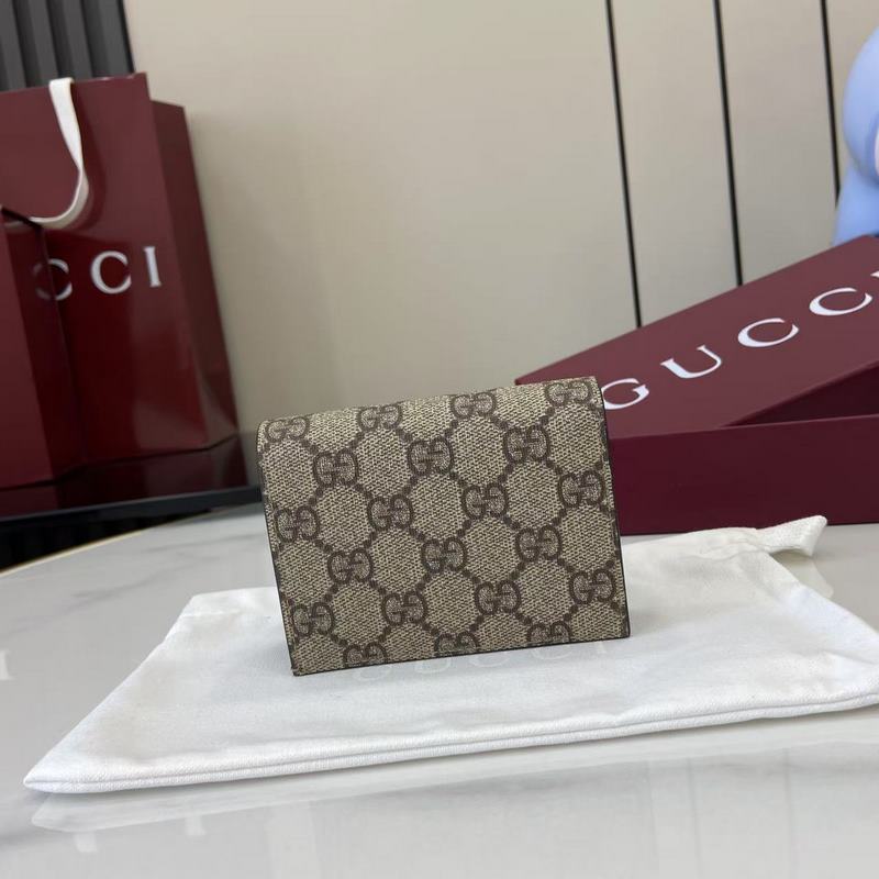 源自70年代典藏設計的雙G配件繼續在GG Marmont系列中綻放異彩。這款卡包