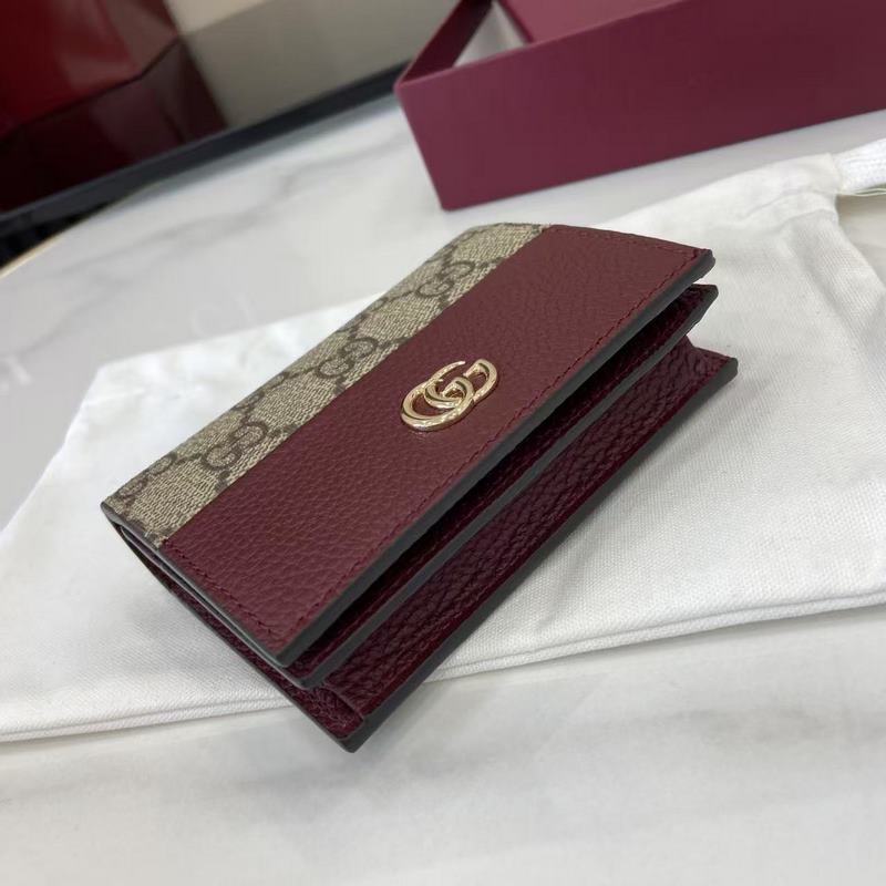 源自70年代典藏設計的雙G配件繼續在GG Marmont系列中綻放異彩。這款卡包