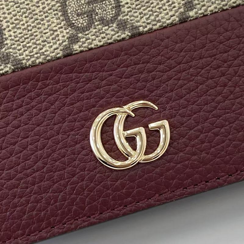 源自70年代典藏設計的雙G配件繼續在GG Marmont系列中綻放異彩。這款卡包