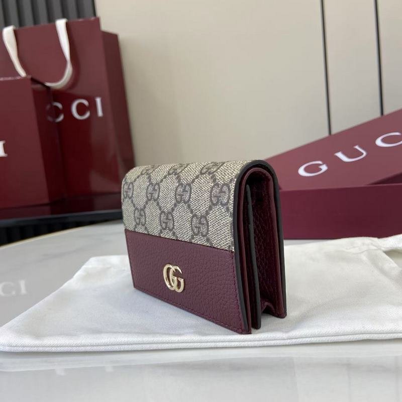 源自70年代典藏設計的雙G配件繼續在GG Marmont系列中綻放異彩。這款卡包