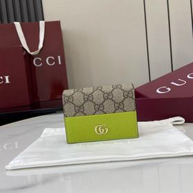 源自70年代典藏設計的雙G配件繼續在GG Marmont系列中綻放異彩。這款卡包