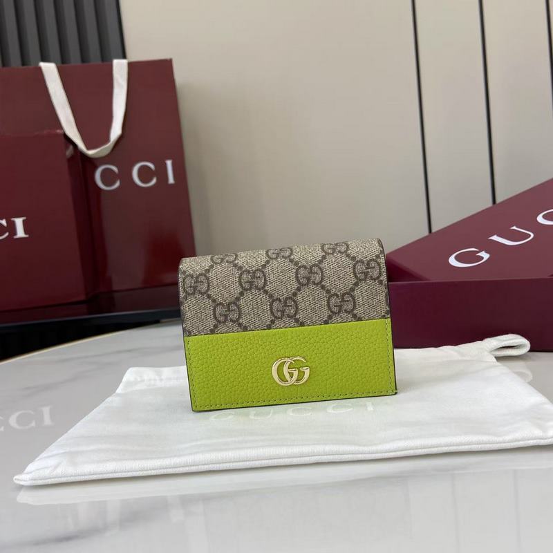 源自70年代典藏設計的雙G配件繼續在GG Marmont系列中綻放異彩。這款卡包