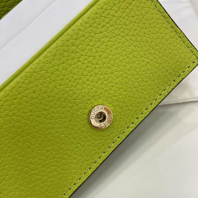 源自70年代典藏設計的雙G配件繼續在GG Marmont系列中綻放異彩。這款卡包