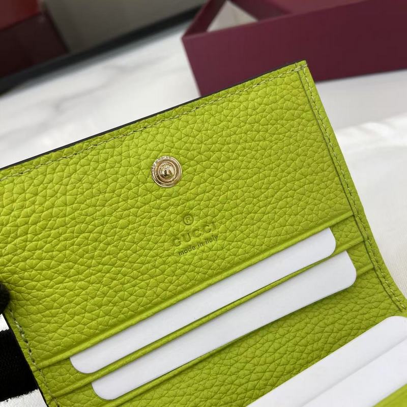 源自70年代典藏設計的雙G配件繼續在GG Marmont系列中綻放異彩。這款卡包