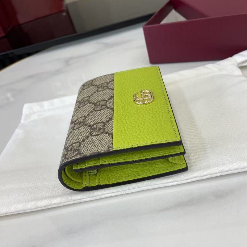 源自70年代典藏設計的雙G配件繼續在GG Marmont系列中綻放異彩。這款卡包