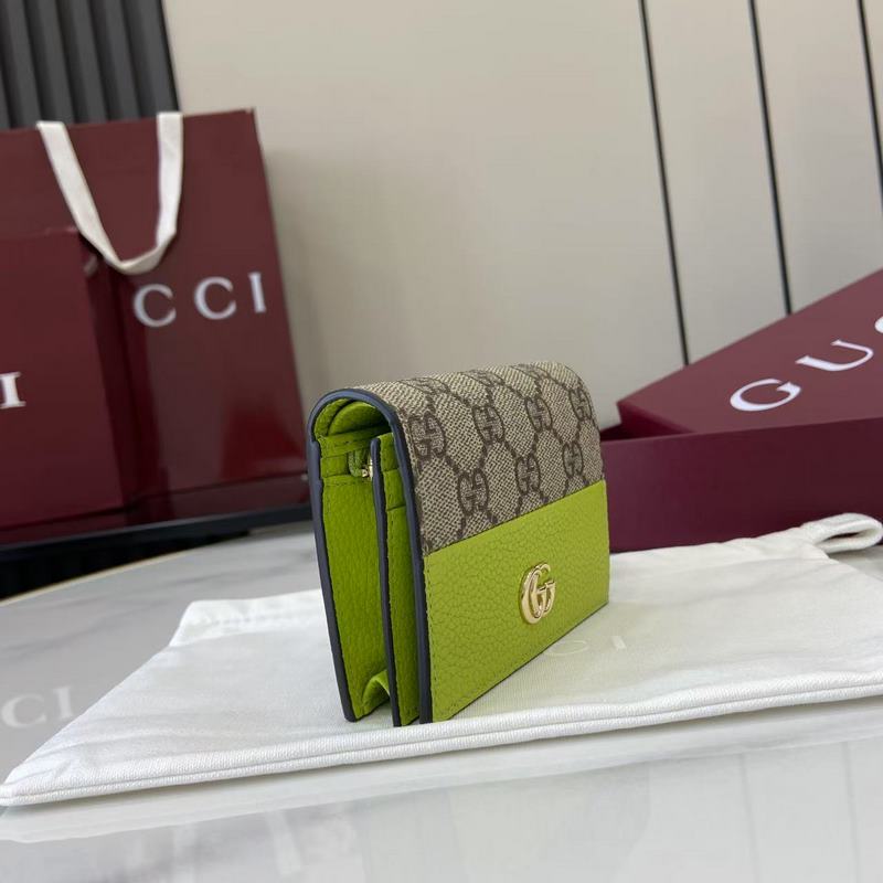 源自70年代典藏設計的雙G配件繼續在GG Marmont系列中綻放異彩。這款卡包