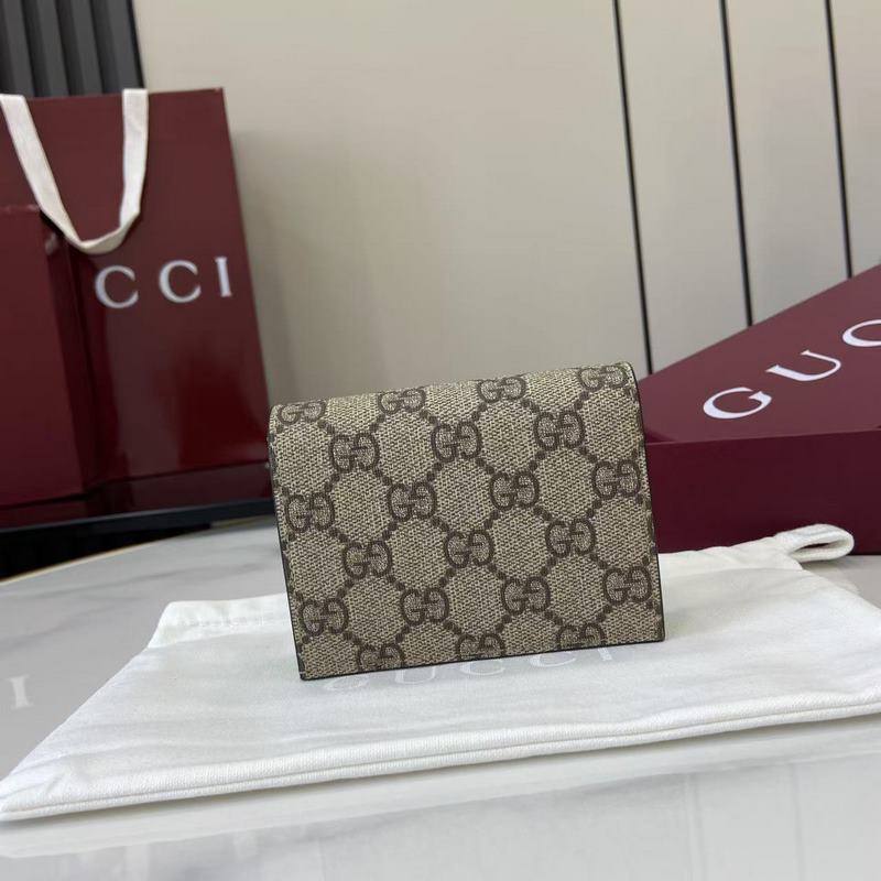 源自70年代典藏設計的雙G配件繼續在GG Marmont系列中綻放異彩。這款卡包