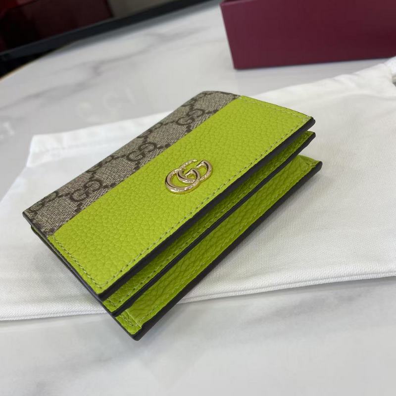 源自70年代典藏設計的雙G配件繼續在GG Marmont系列中綻放異彩。這款卡包