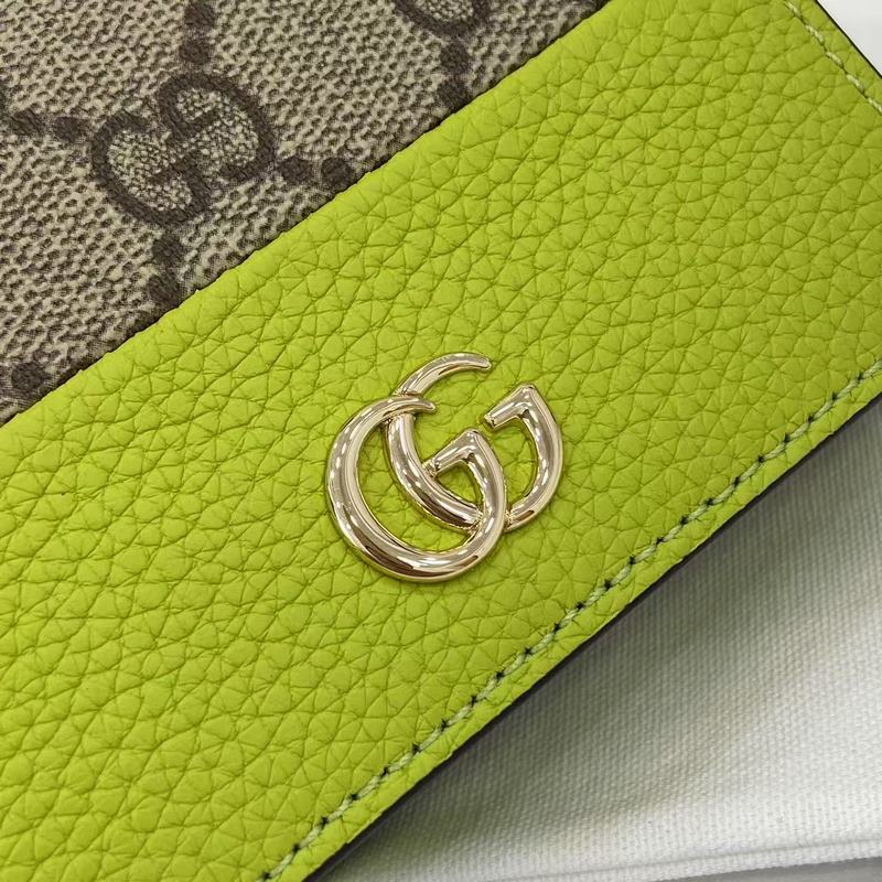 源自70年代典藏設計的雙G配件繼續在GG Marmont系列中綻放異彩。這款卡包