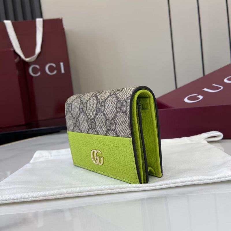 源自70年代典藏設計的雙G配件繼續在GG Marmont系列中綻放異彩。這款卡包