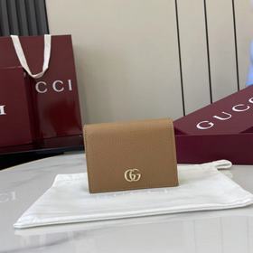 這款GG Marmont系列卡包采用經典耐看的米色配淺綠牛皮革制作，為 Aria