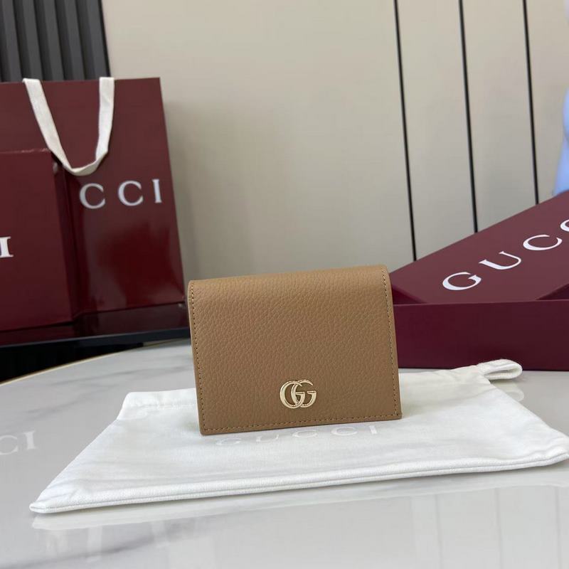 這款GG Marmont系列卡包采用經典耐看的米色配淺綠牛皮革制作，為 Aria