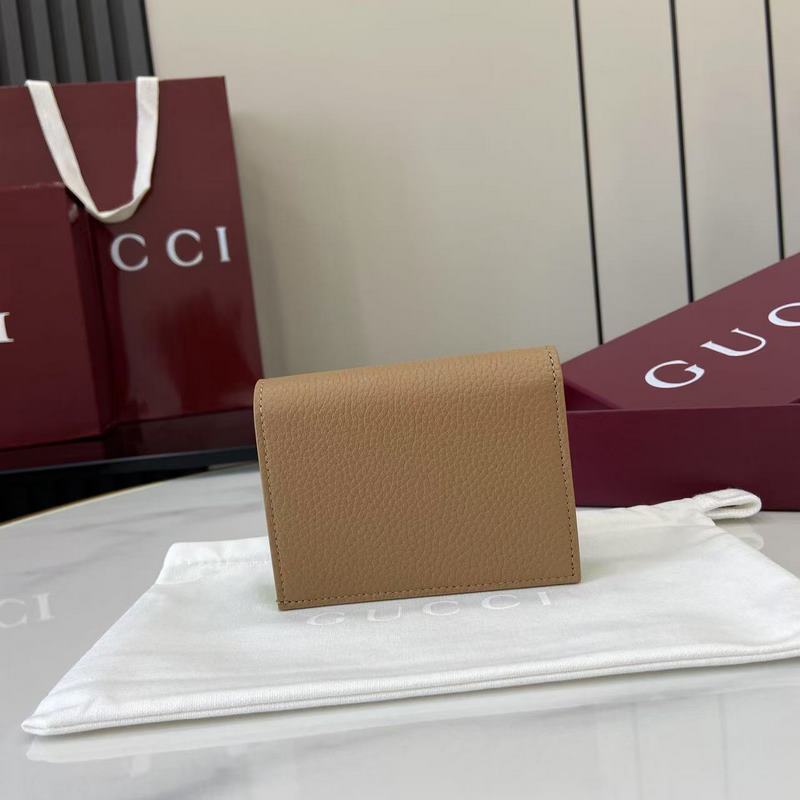 這款GG Marmont系列卡包采用經典耐看的米色配淺綠牛皮革制作，為 Aria