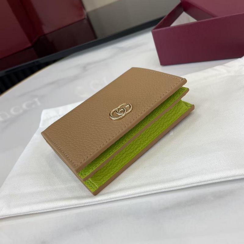 這款GG Marmont系列卡包采用經典耐看的米色配淺綠牛皮革制作，為 Aria