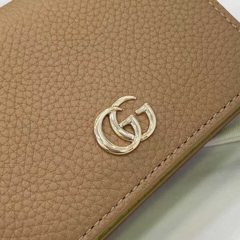 這款GG Marmont系列卡包采用經典耐看的米色配淺綠牛皮革制作，為 Aria