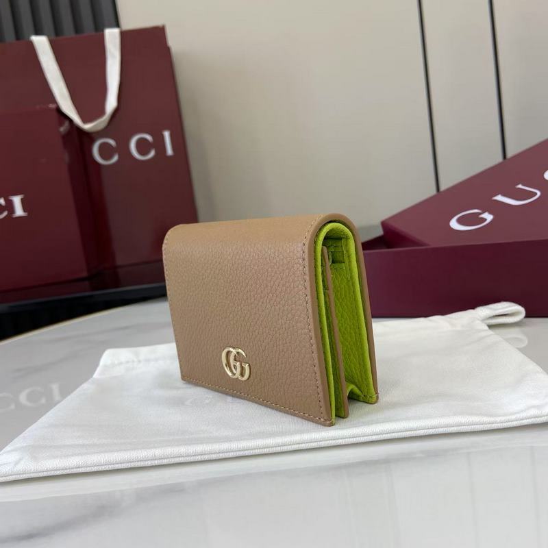 這款GG Marmont系列卡包采用經典耐看的米色配淺綠牛皮革制作，為 Aria